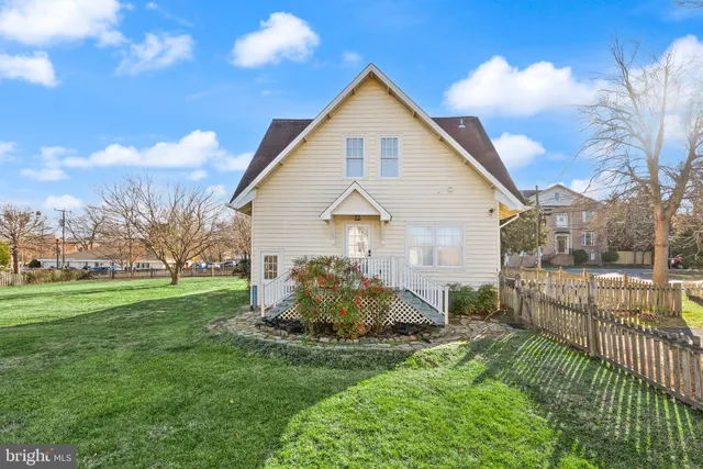 $750,000 | 820 Locust Street, Herndon, VA 20170