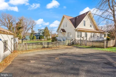 $750,000 | 820 Locust Street, Herndon, VA 20170