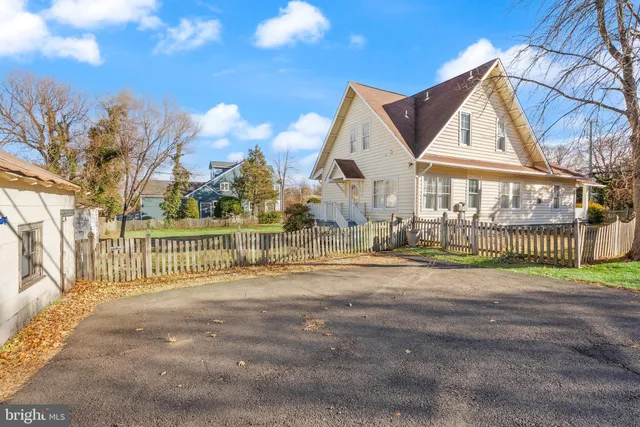 $750,000 | 820 Locust Street, Herndon, VA 20170