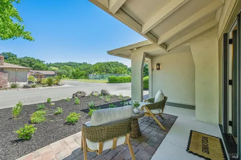 $825,000 | 215 Hemlock Drive, Healdsburg, CA 95448