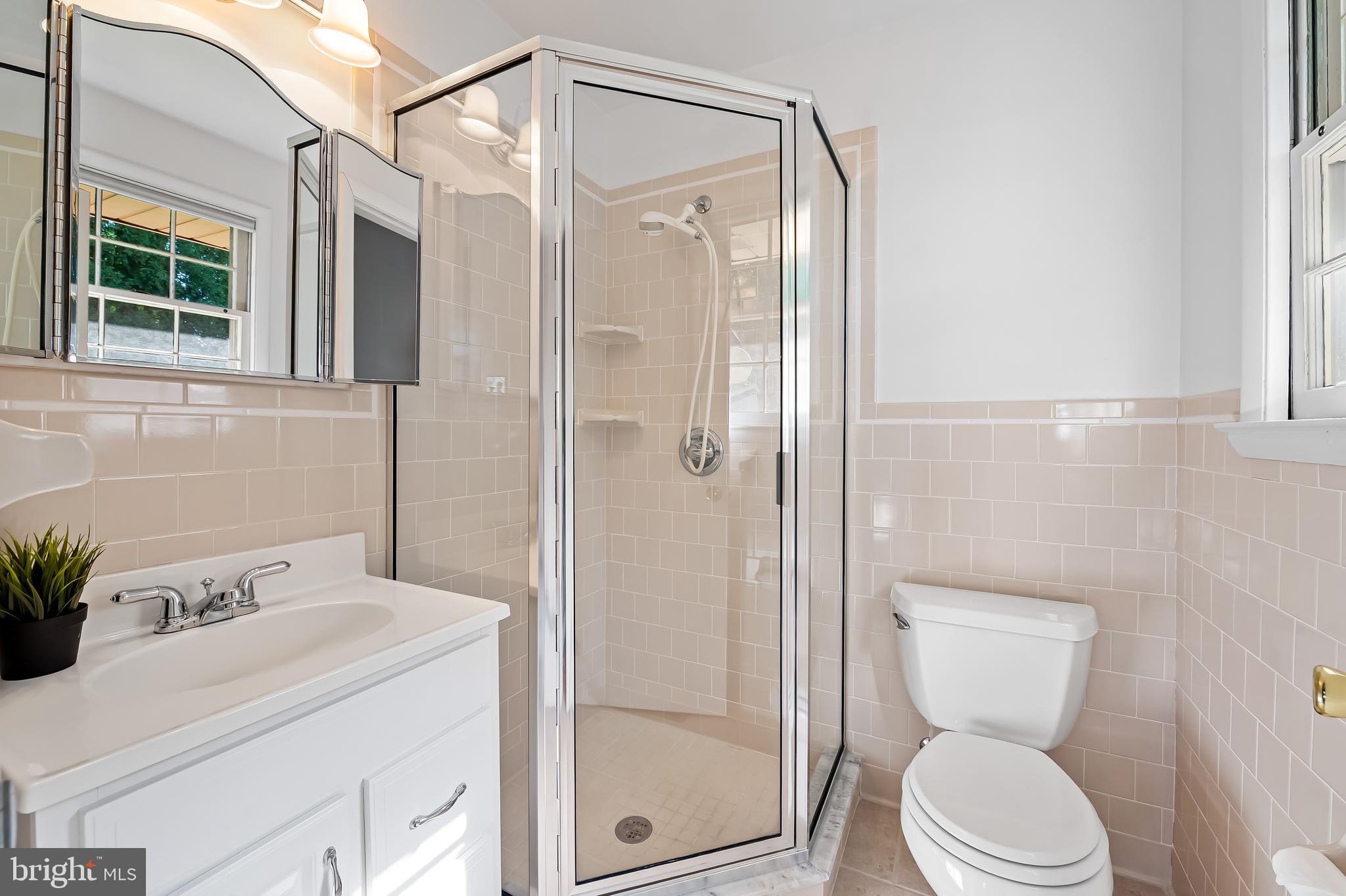 5902 Meadowood Road Baltimore, MD 21212 - Photo 37 of 81 First floor bedroom en-suite bath