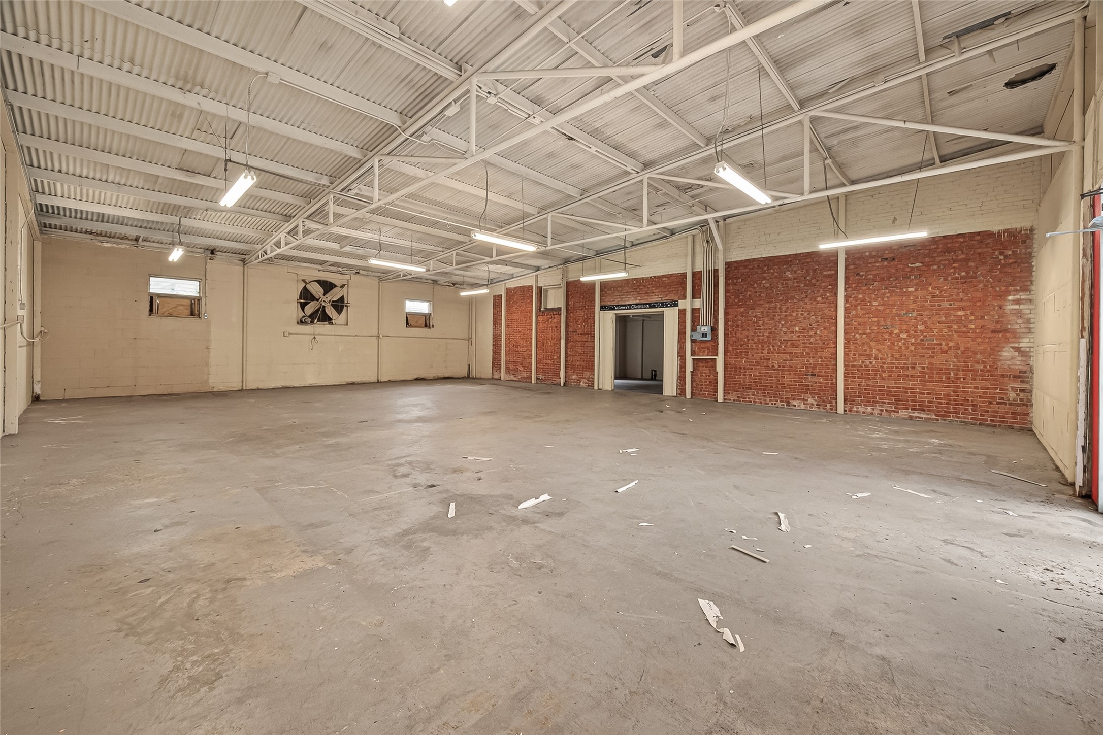 2102 Common Street Houston, TX 77009 - Photo 3 of 22 Large open warehouse/showroom space ideal for office, retail, studio, creative workspace, or redevelopment opportunities.