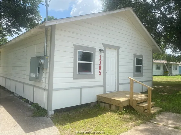 $1,100 | 1305 New Street, Hearne, TX 77859