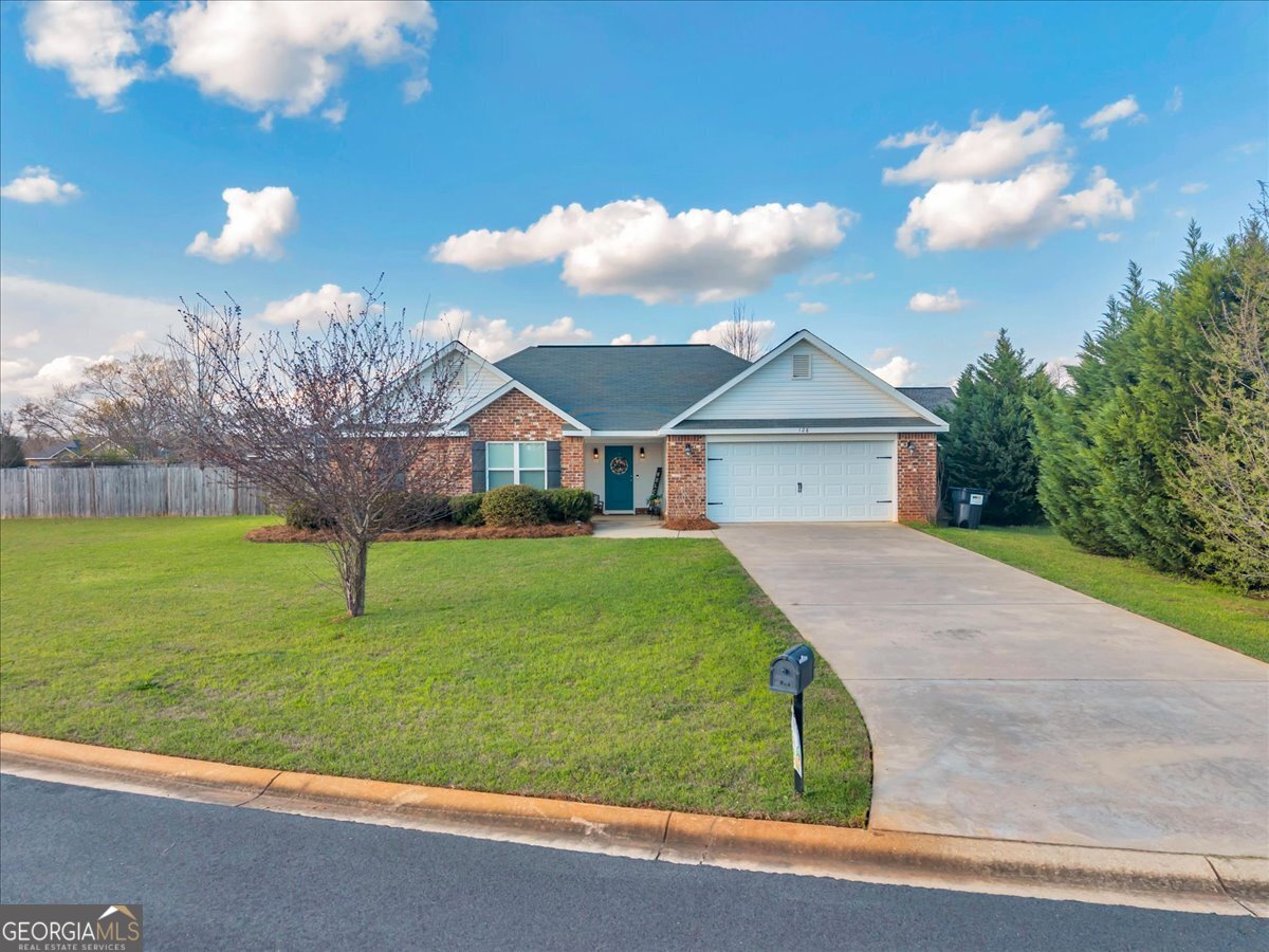 128 Gage Drive Perry, GA 31069 - Photo 32 of 38 a front view of a house with garden