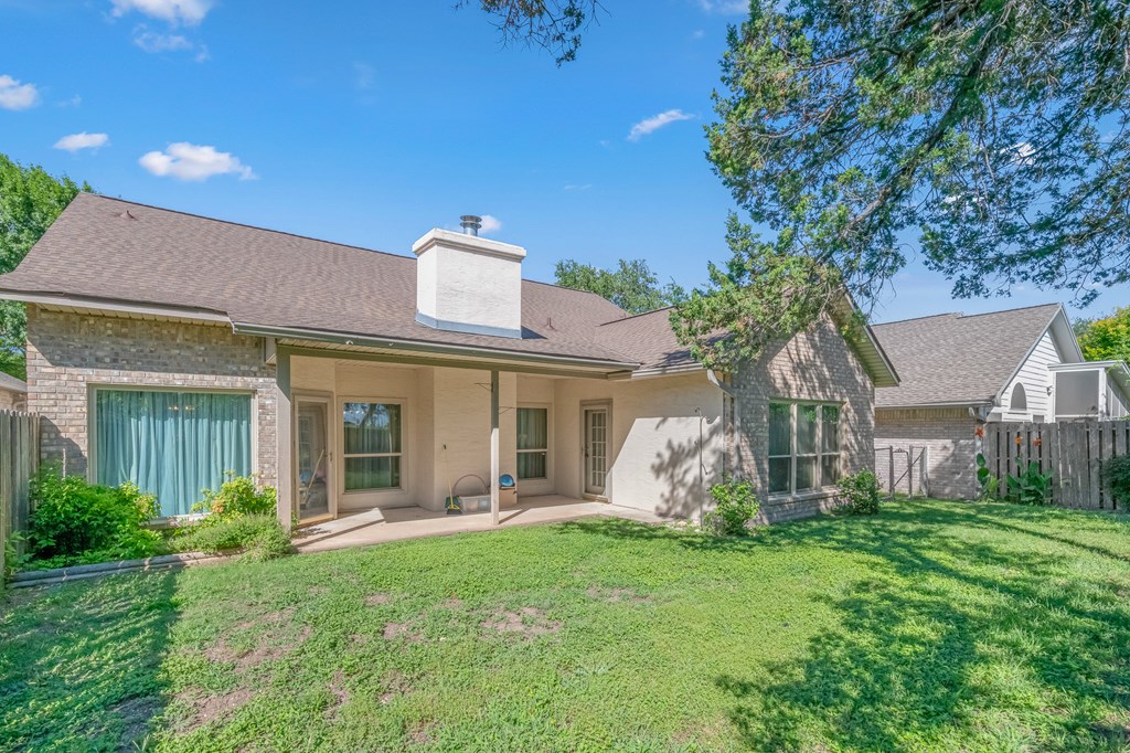 225 Los Cedros Loop Kerrville, TX 78028 - Photo 21 of 27 a front view of a house with garden
