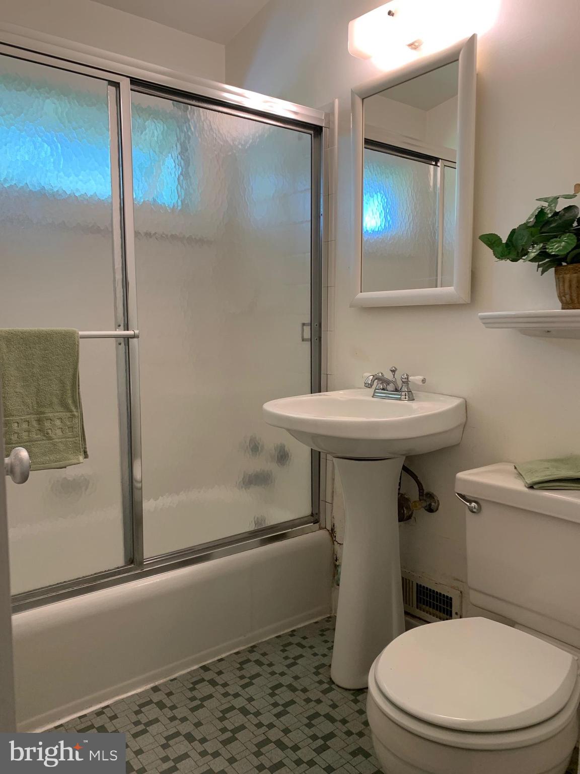 1809 Barbee Street McLean, VA 22101 - Photo 15 of 21 Bathroom #2