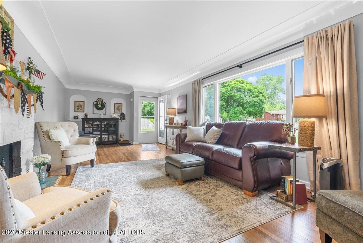 2176 Iroquois Road Okemos, MI 48864 - Photo 7 of 43 17-Media Jett - 24
