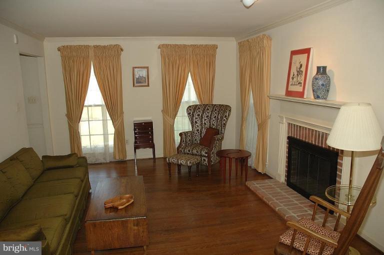 1401 Old Quincy Lane Reston, VA 20194 - Photo 5 of 17 Living Room