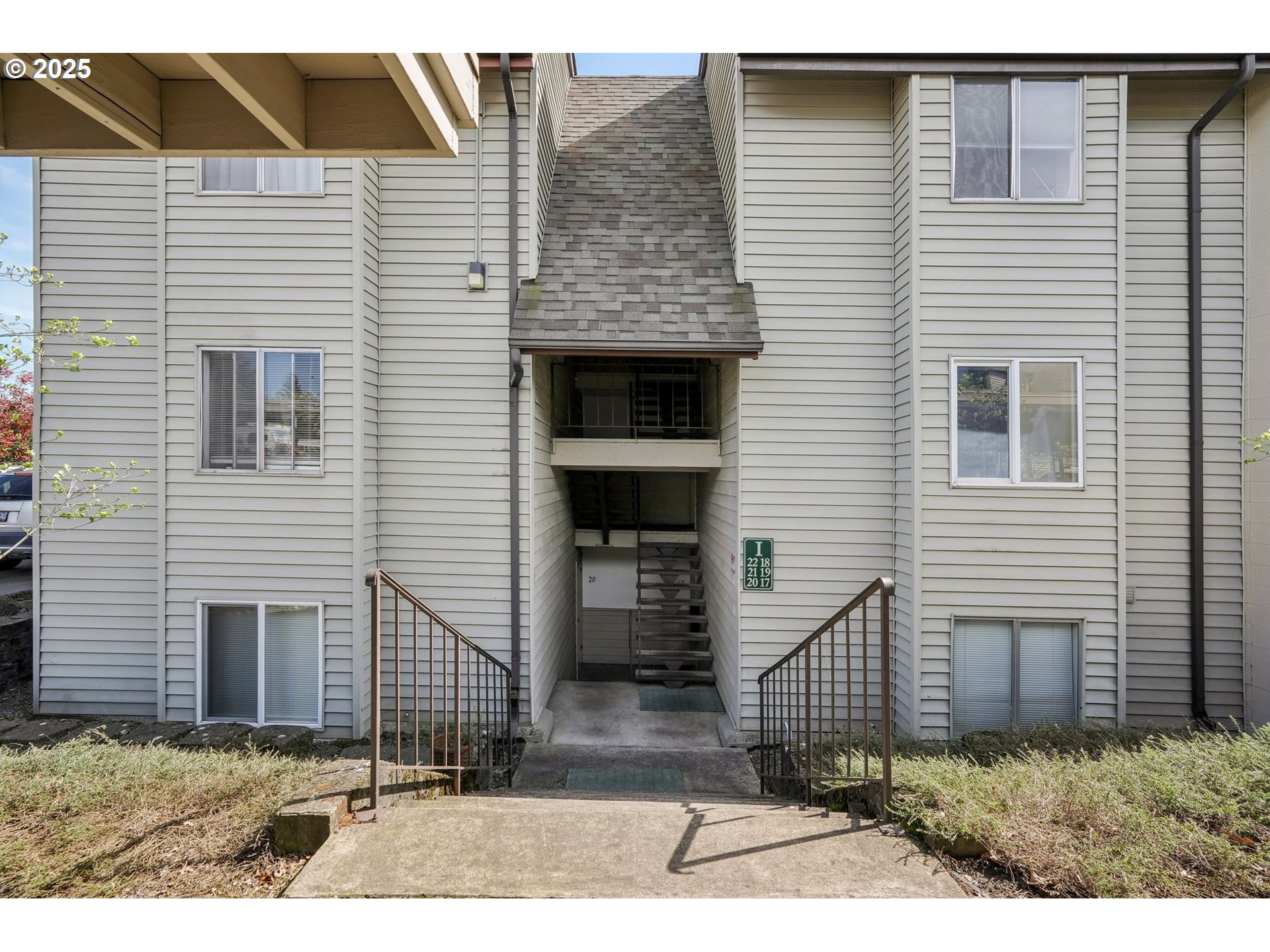 200 Southwest Florence Avenue, Unit I19 Gresham, OR 97080 - Photo 1 of 21 a front view of a house