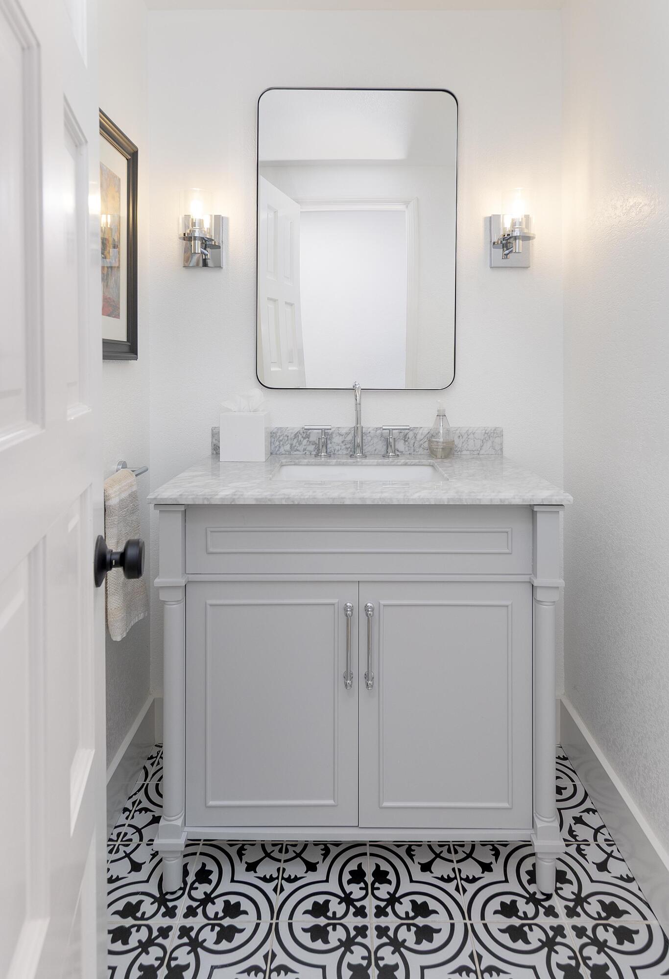 9 East Quinto Street Santa Barbara, CA 93105 - Photo 14 of 18 Powder room