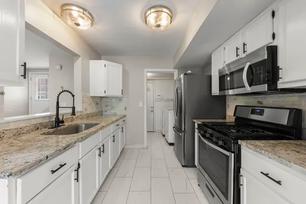 $2,400 | 2661 Prairieview Lane, Aurora, IL 60502