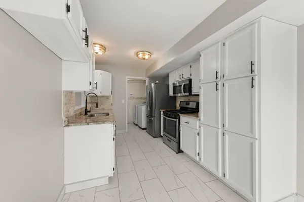 $2,400 | 2661 Prairieview Lane, Aurora, IL 60502