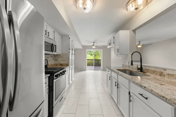 $2,400 | 2661 Prairieview Lane, Aurora, IL 60502