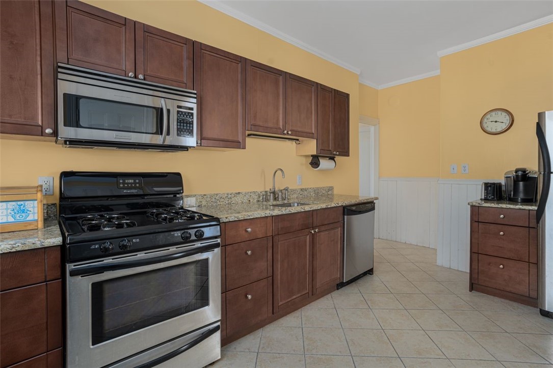 8 Everett Street, Unit 2 Newport, RI 02840 - Photo 12 of 29 Granite counters, gas cooking and stainless appliances