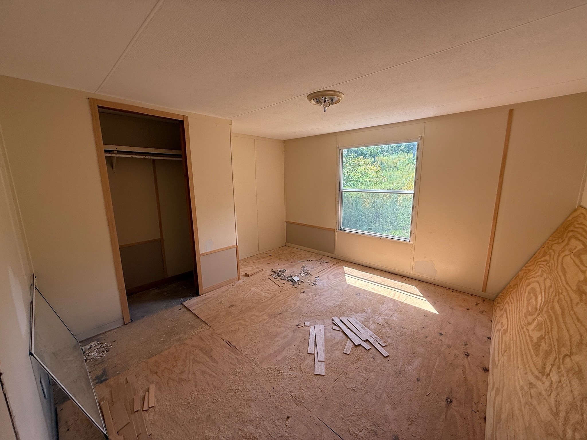 239 Scott Ridge Road Edmonton, KY 42129 - Photo 5 of 8 a bedroom with a bed and a window