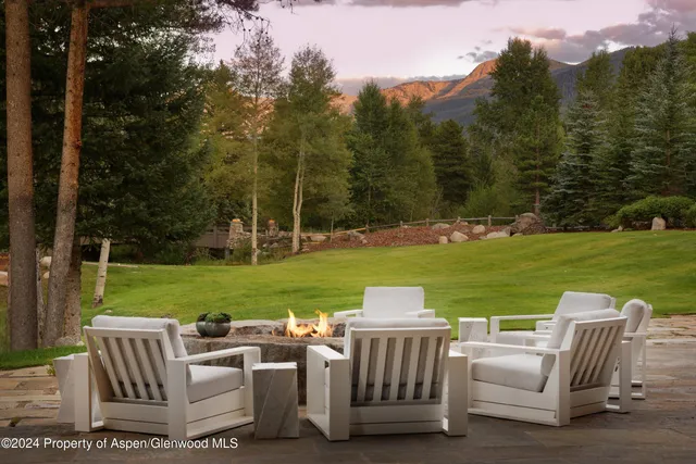 a view of a houses with a yard