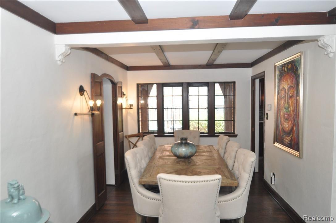 4. Dining Area 