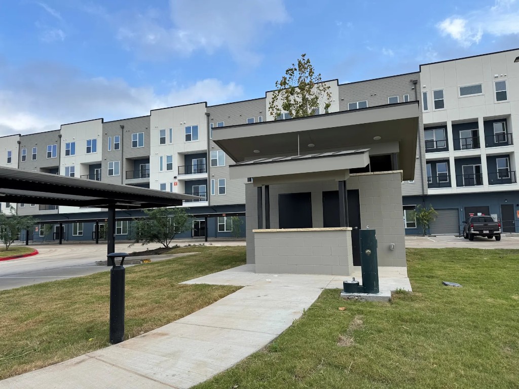 Only $99 to Apply! Plus, Get 12 Weeks Free Pro-Rated!
Get the App and Admin Fees waived upfront and just pay the $99 Deposit! With our 12 Weeks Free Special, we have One Beds as Low as $833/month* and Two Beds as Low as $1200/month*