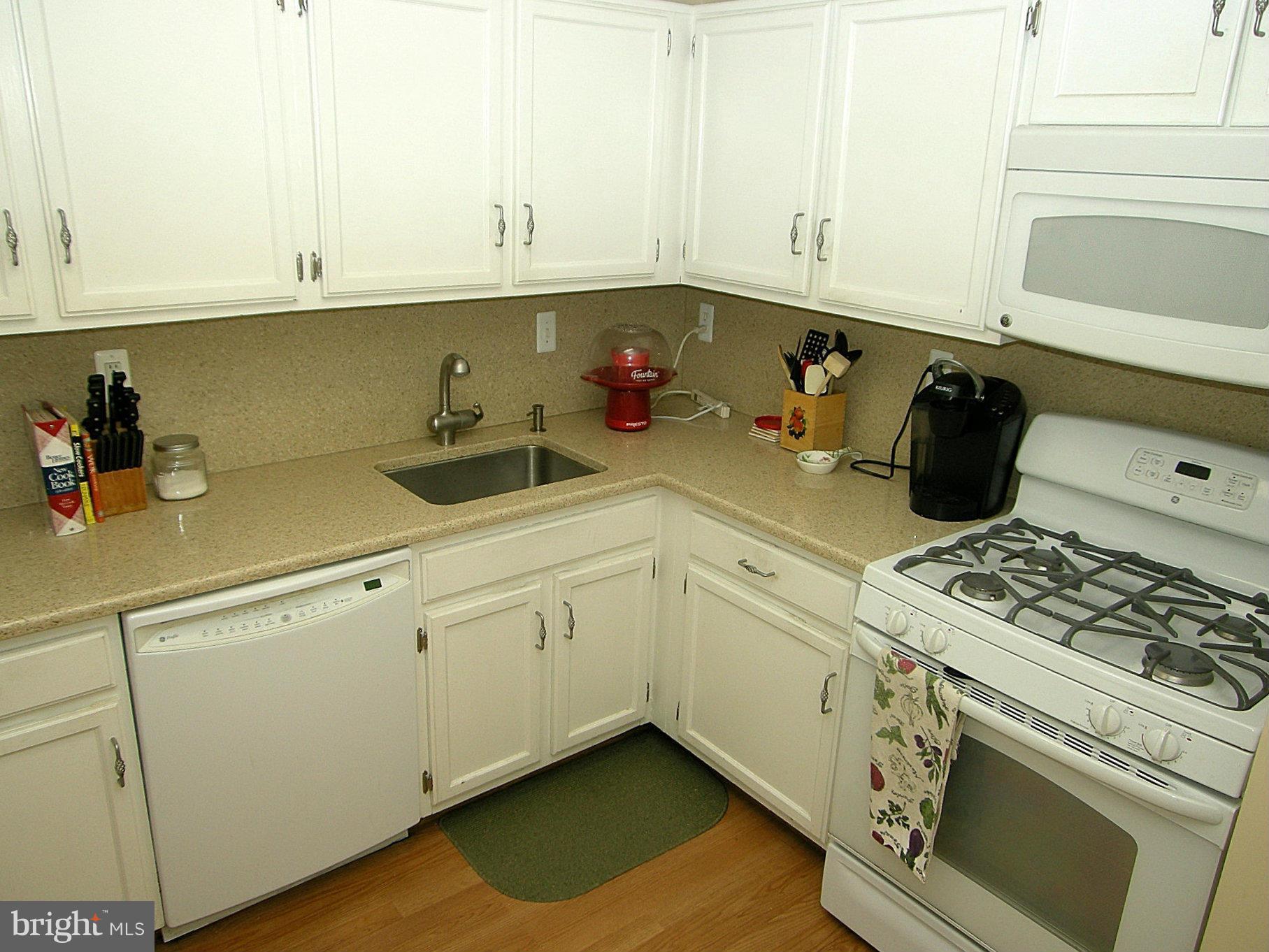 5225 Pooks Hill Road, Unit 709N Bethesda, MD 20814 - Photo 7 of 26 Kitchen