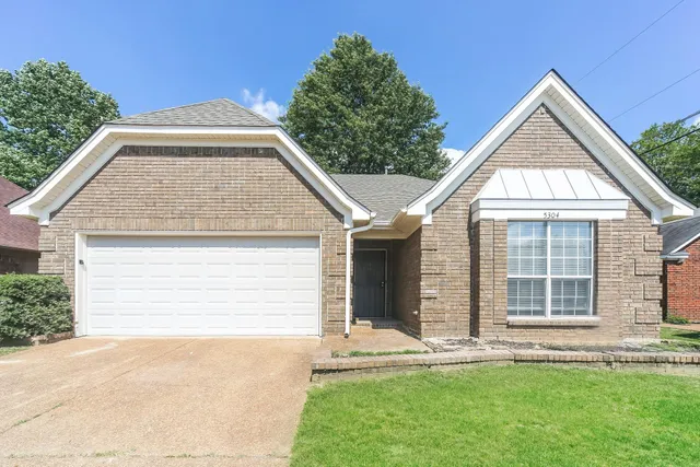 a view of front a house with a yard