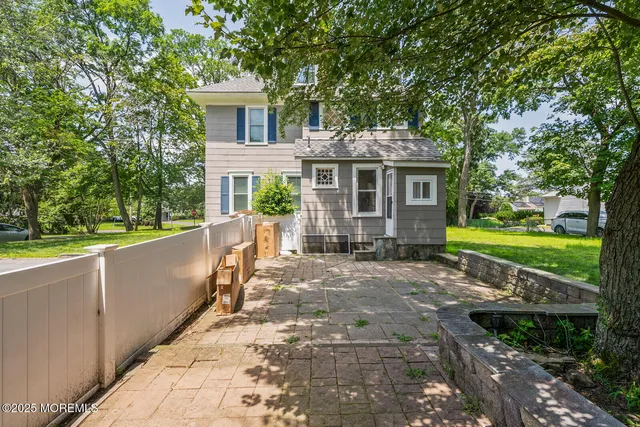 a view of house with a yard