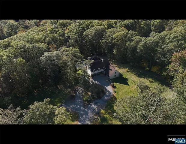 a view of a back yard