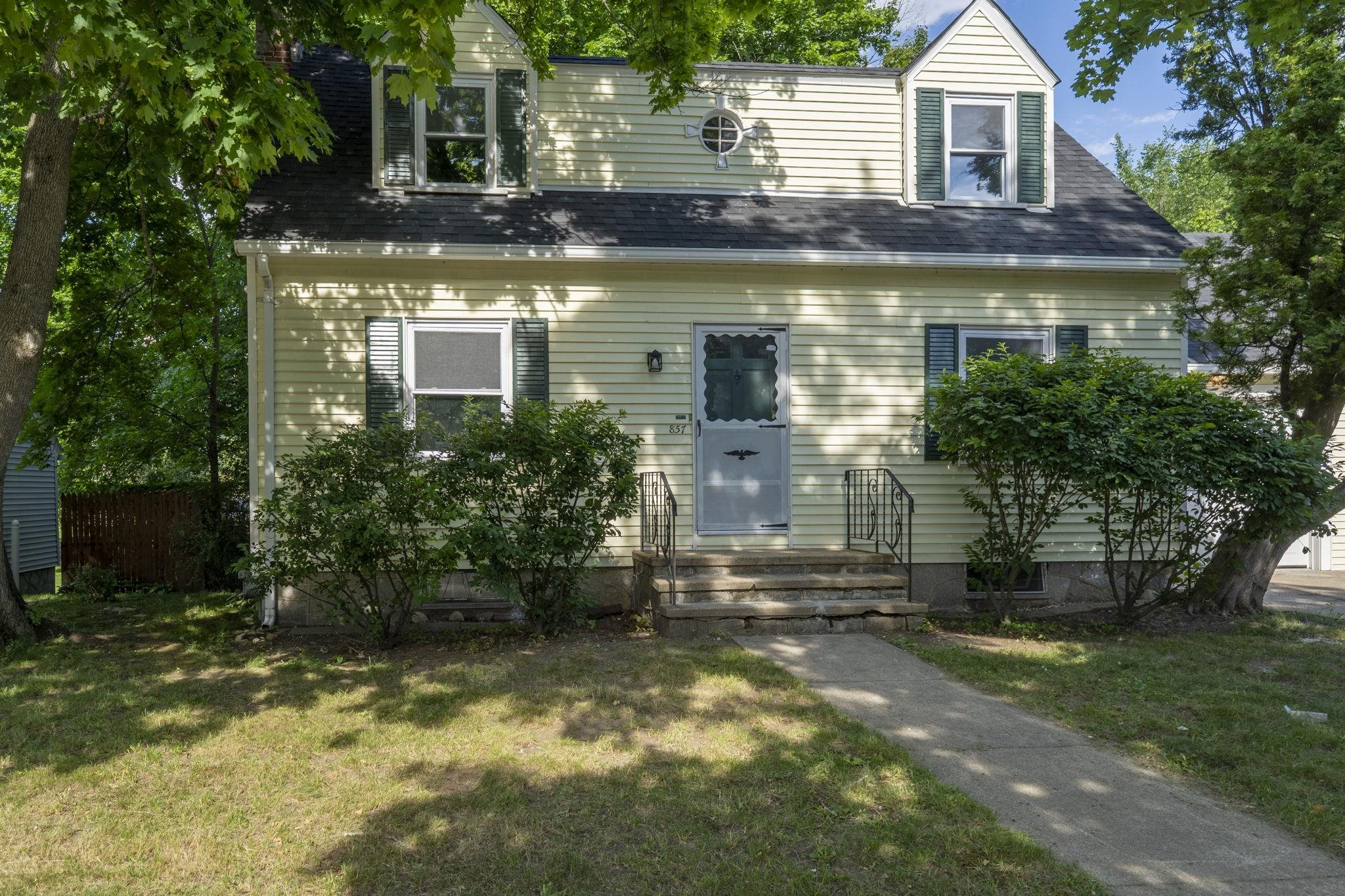 857 Union Street Manchester, NH 03104 - Photo 1 of 33