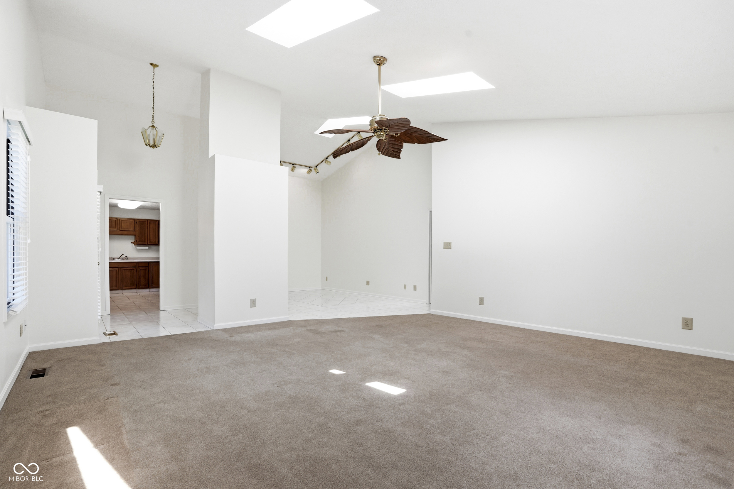 5201 Greenwillow Road Indianapolis, IN 46226 - Photo 9 of 31