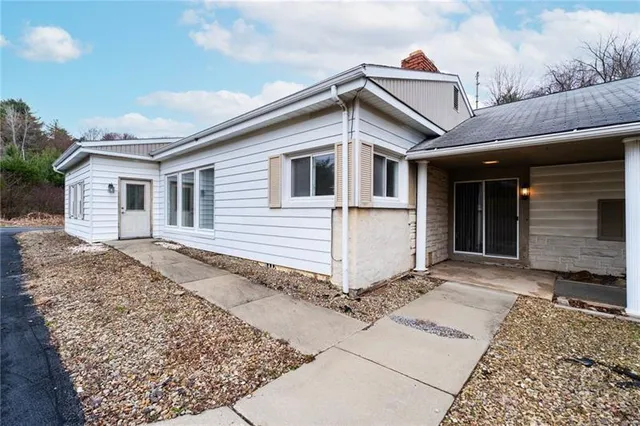 a view of a house with a yard