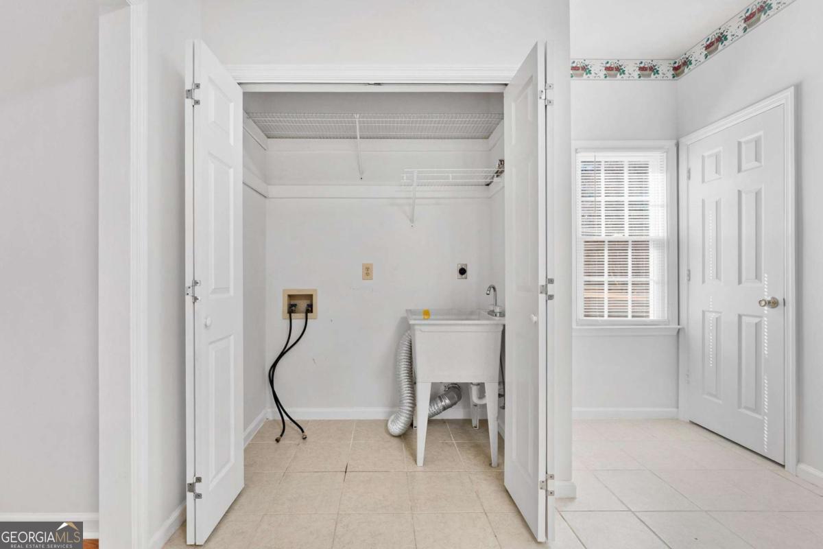 6270 Old Jefferson Road Athens, GA 30607 - Photo 13 of 33 a room that has a bench in it