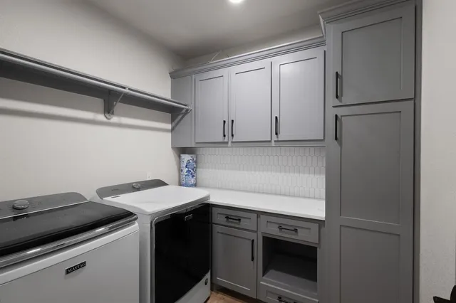 a view of a livingroom with furniture and a ceiling fan