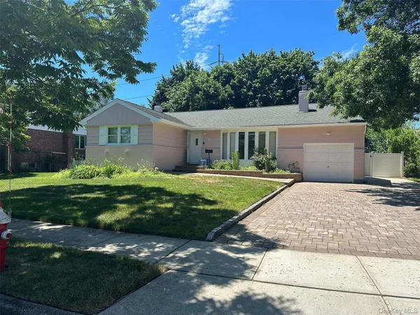 $4,950 | 4 Edna Drive, Syosset, NY 11791