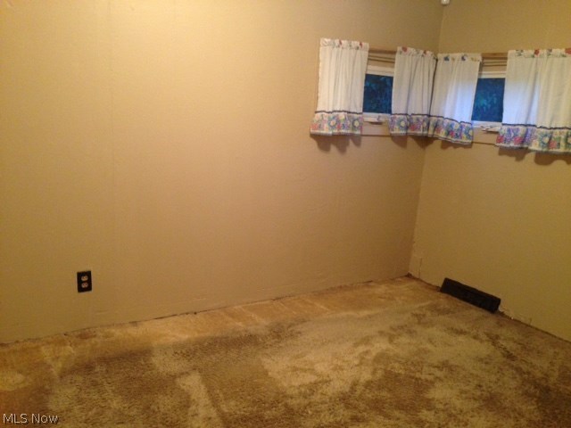 943 Plymouth Ridge Road Ashtabula, OH 44004 - Photo 10 of 15 back bedroom