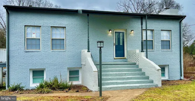 $2,300 | 8304 Maplewood Drive, Manassas, VA 20111