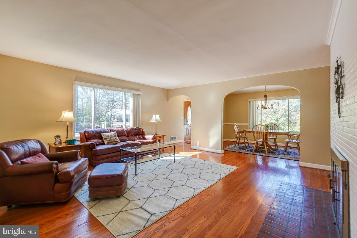 407 Stonington Road Silver Spring, MD 20902 - Photo 7 of 40 Gallery Image 7