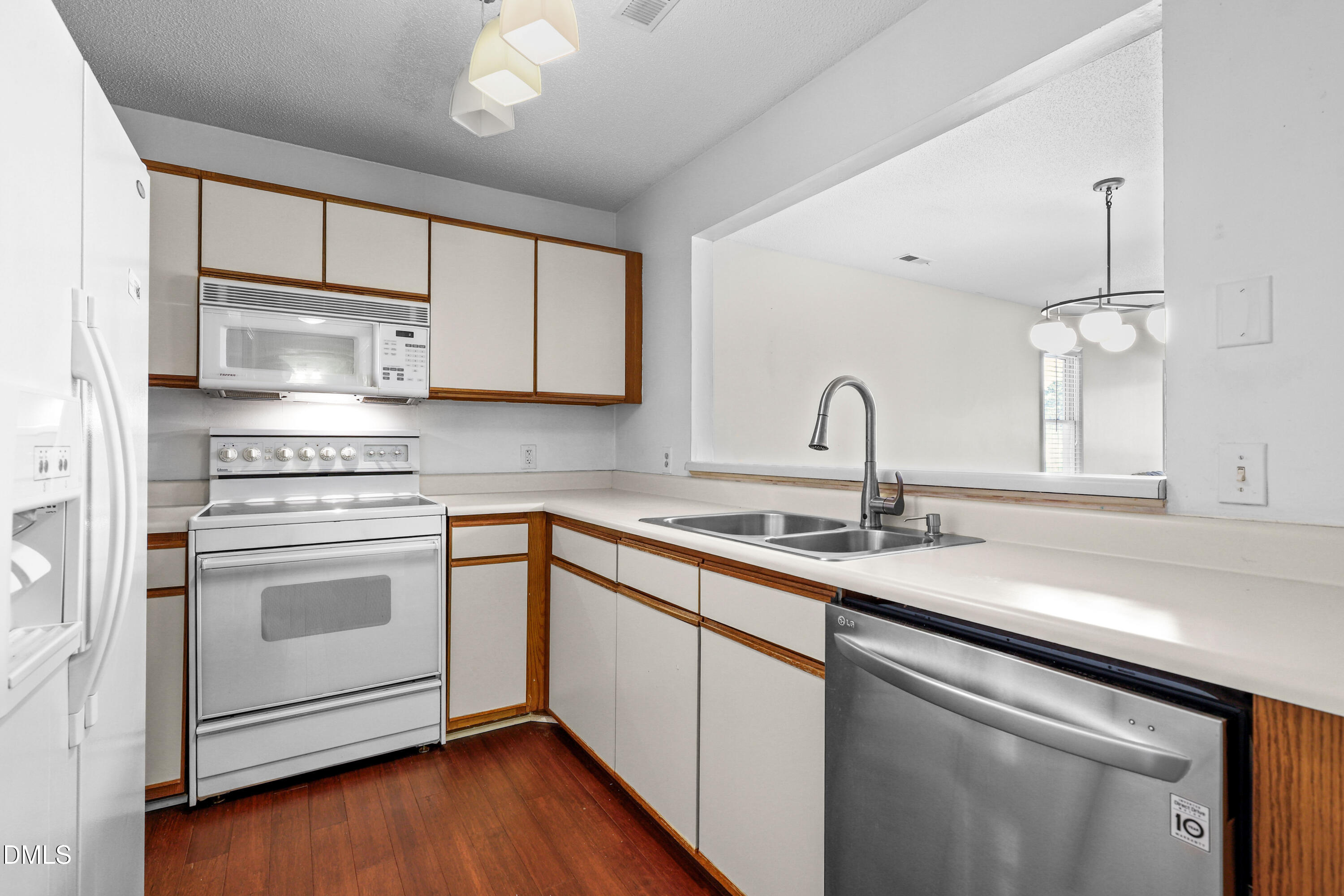 723 Springfork Drive Cary, NC 27513 - Photo 4 of 32 4