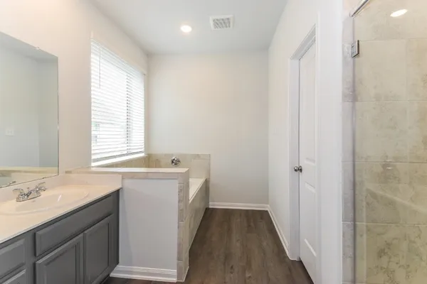 $1,905 | 321 Lakeway Circle, Anahuac, TX 77514