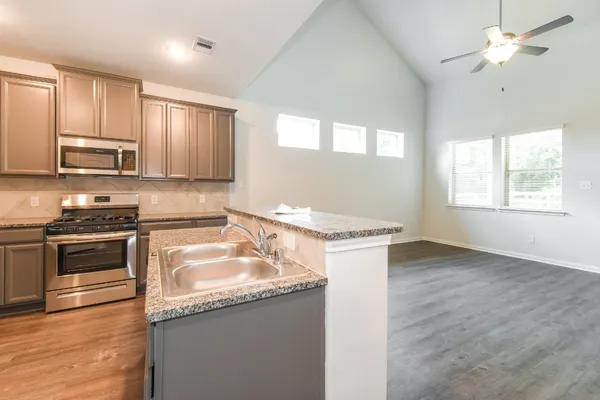$1,905 | 321 Lakeway Circle, Anahuac, TX 77514