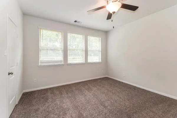 $1,905 | 321 Lakeway Circle, Anahuac, TX 77514