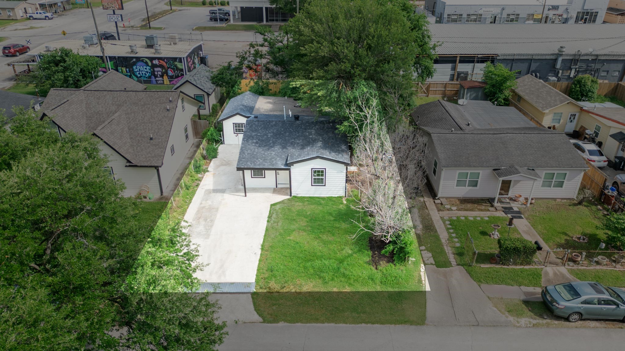 10309 Wiggins Street Houston, TX 77029 - Photo 31 of 32 an aerial view of a house with a yard