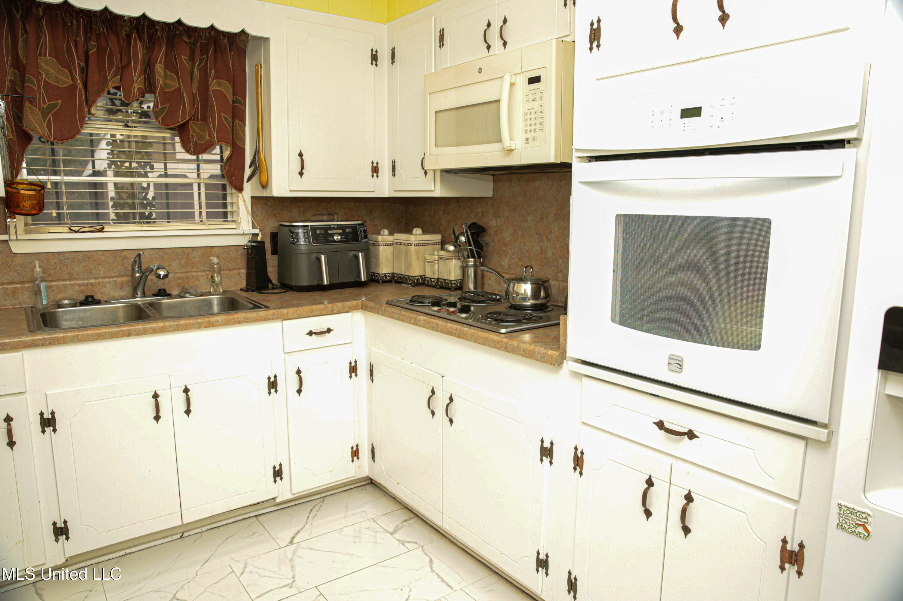 480 Universal Street McComb, MS 39648 - Photo 15 of 37 Kitchen