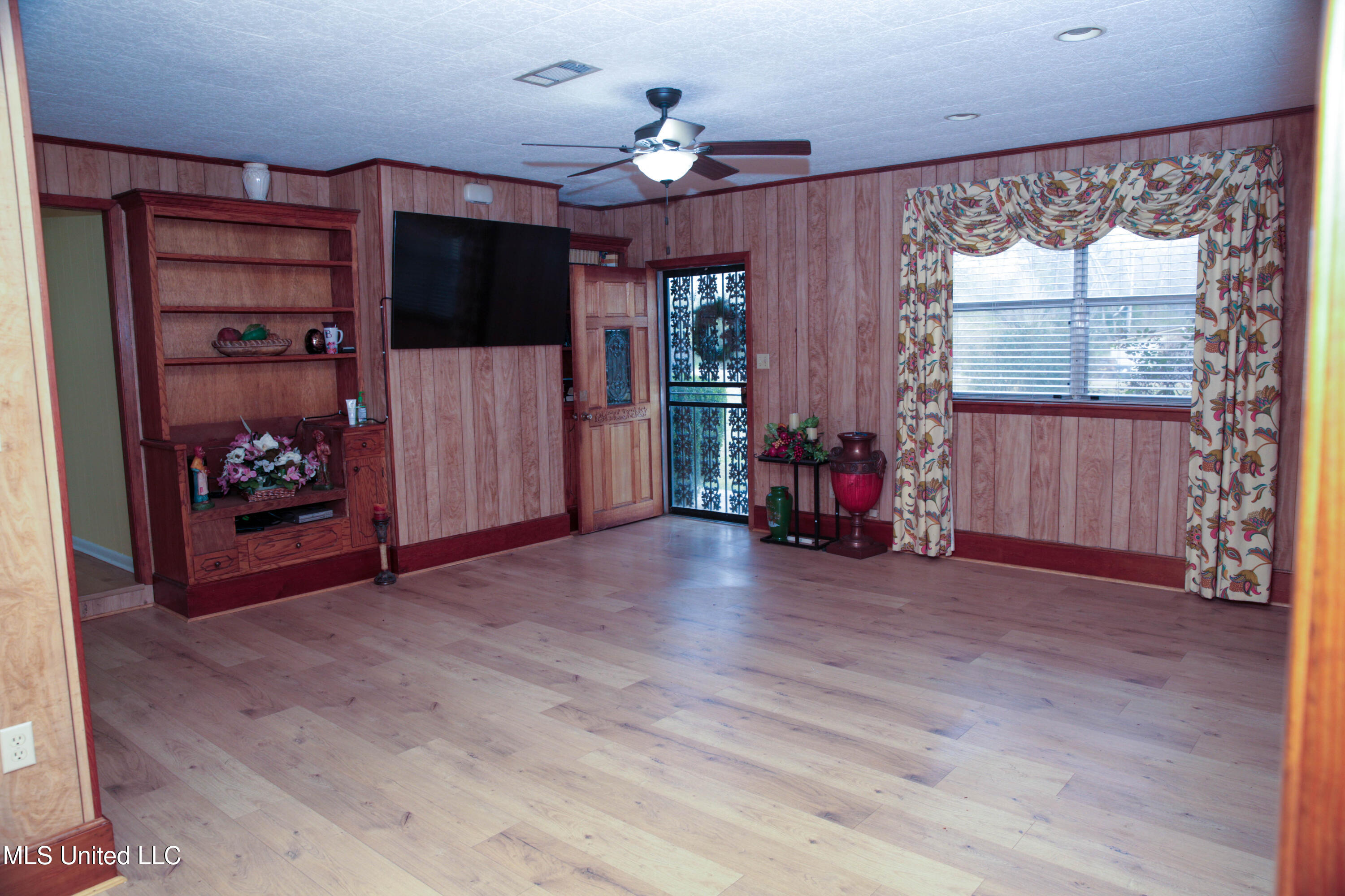 480 Universal Street McComb, MS 39648 - Photo 33 of 37 Family Den