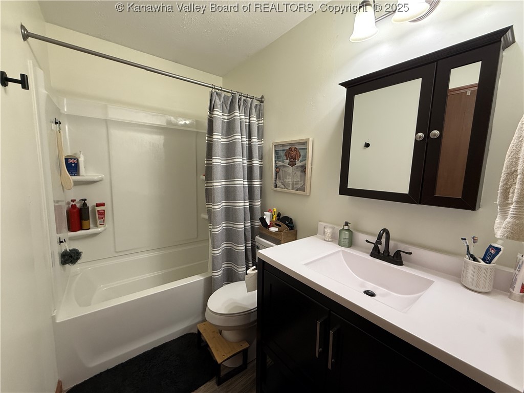 1 Wakefield Road Point Pleasant, WV 25550 - Photo 19 of 28 upstairs full bathroom