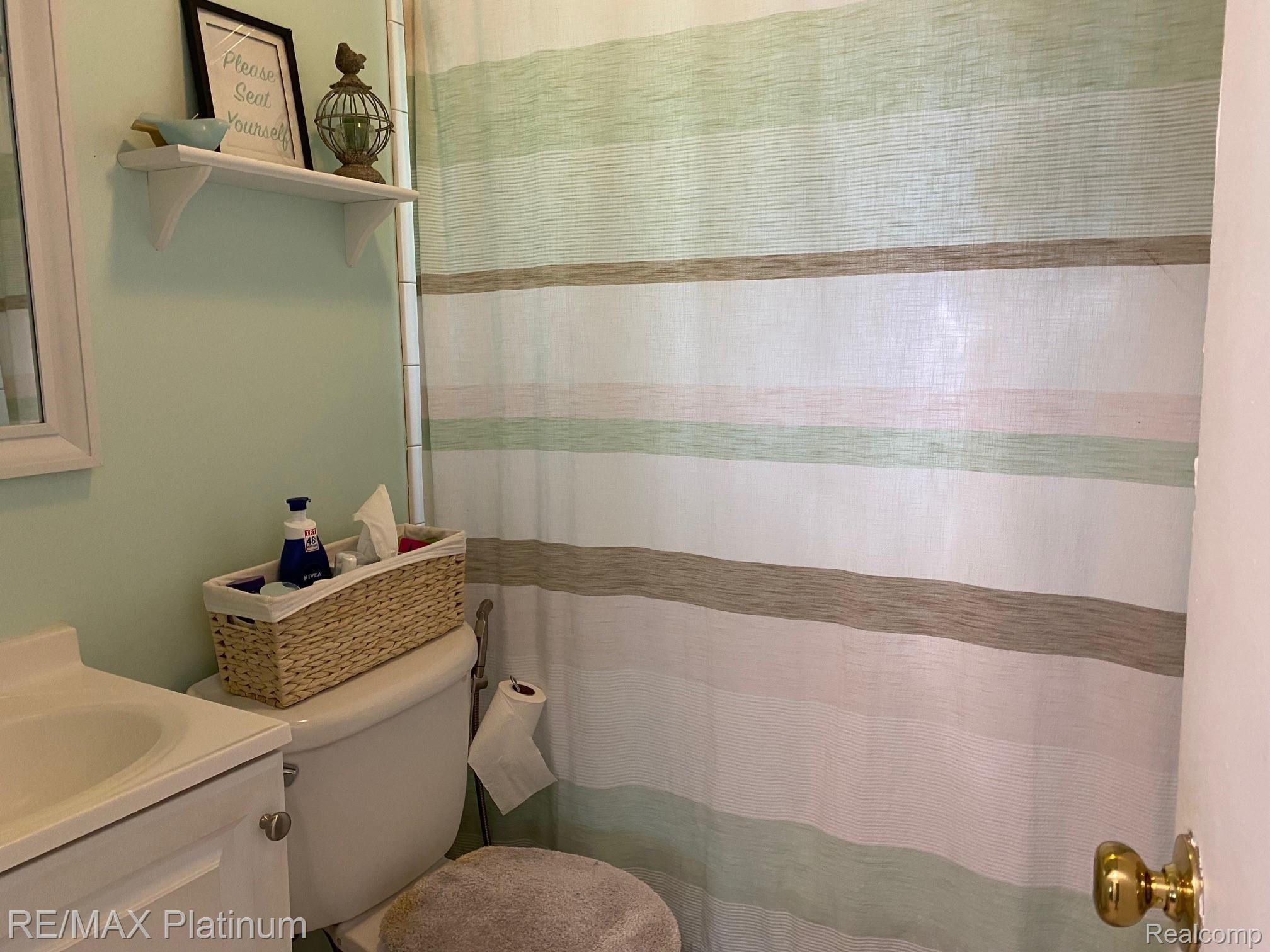 4450 North Eager Road Howell, MI 48855 - Photo 17 of 23 Main Bathroom