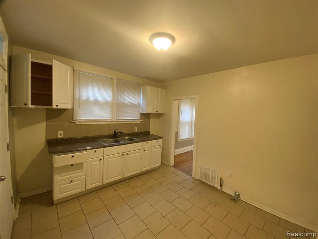 16773 Edinborough Road Detroit, MI 48219 - Photo 4 of 36