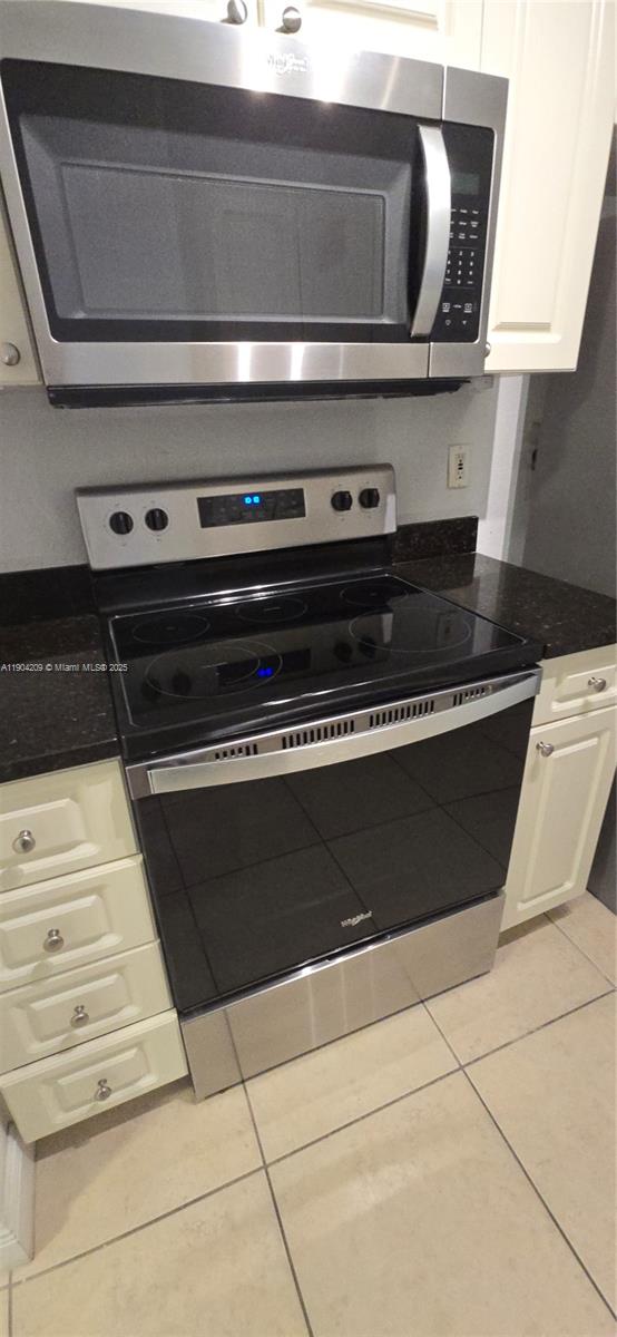 21000 Southwest 87th Avenue, Unit 308 Cutler Bay, FL 33189 - Photo 17 of 30 a close view of stove top oven