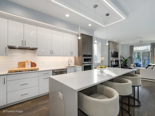 $565,000 | 1822 North Kedzie Avenue, Unit 1W, Chicago, IL 60647