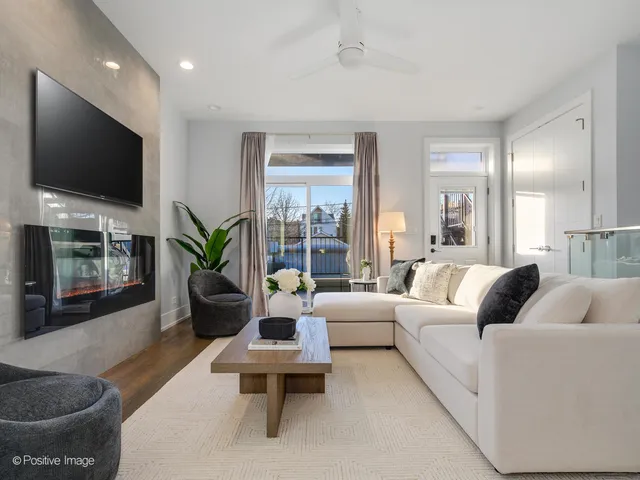 $565,000 | 1822 North Kedzie Avenue, Unit 1W, Chicago, IL 60647