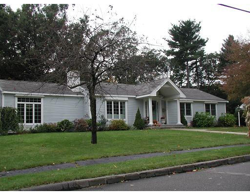 165 Locksley Road Lynnfield, MA 01940 - Photo 1 of 10 Gallery Image 1