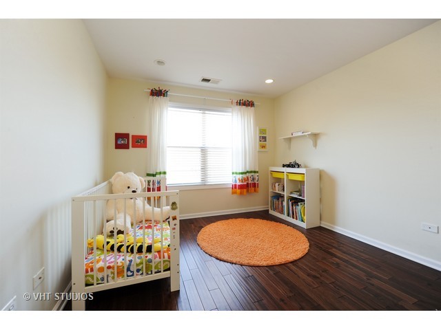 410 Raymond Road Buffalo Grove, IL 60089 - Photo 7 of 18 a room with furniture and a window